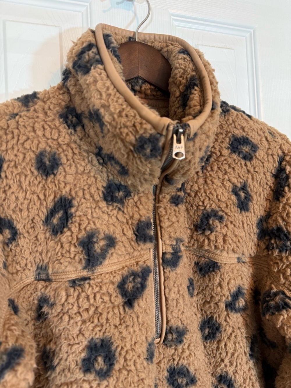 Abercrombie & Fitch Soft Leopard Print Sherpa Half Zip Pullover Jacket - Picture 3 of 12